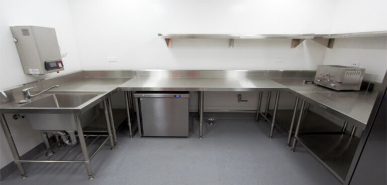 What are the Steps to Select the Right Commercial Workbench with Sink for Your Restaurant? 