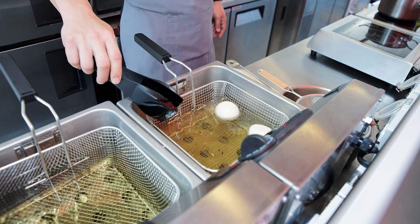 Safety Tips for Operating Commercial Deep Fryers in Busy Kitchens 
