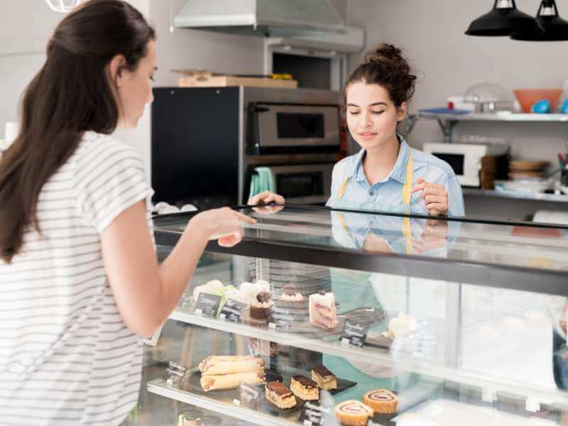 How to Enhance the Visual Appeal of Your Curved Glass Cake Display? 