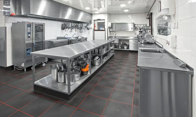 How Workbenches with Splashbacks Save Precious Seconds in a Busy Kitchen? 